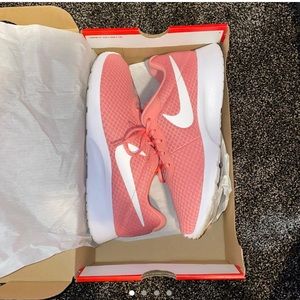 WMNS Nike Tanjun size 10